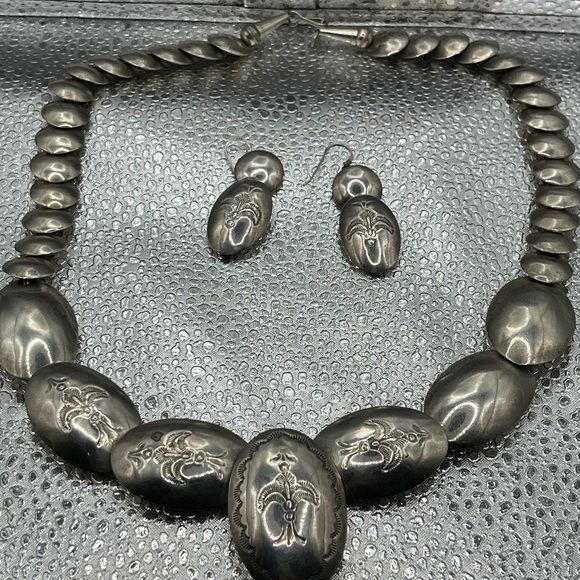 Navajo conch pillow bead necklace and earring set. - Picture 5 of 6